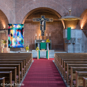 Altar, Kruzifix und Bänke