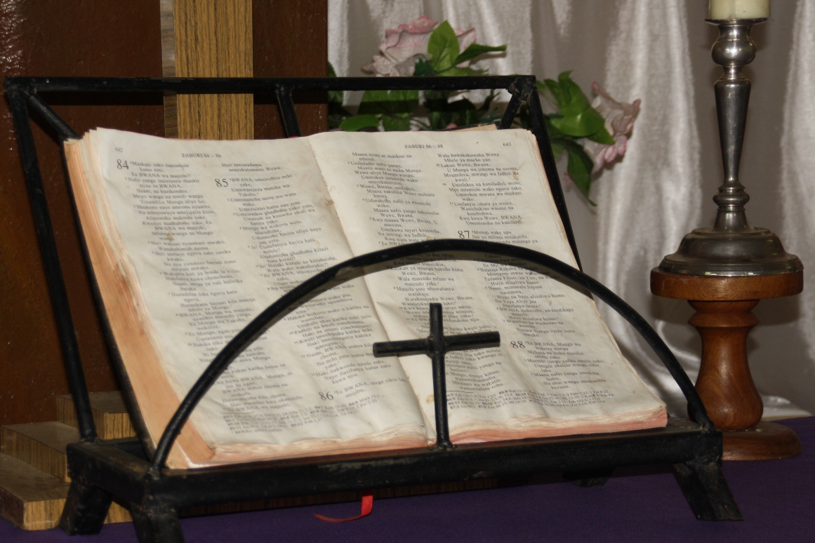 Bibel in einer Kirch in der Diözese Meru