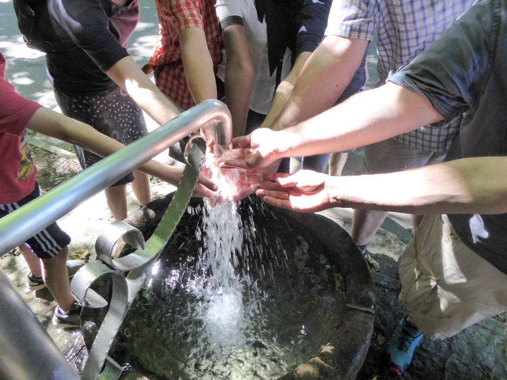 Hände unterm Wasser