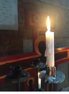 Gebetsecke, eine Kerze brennt