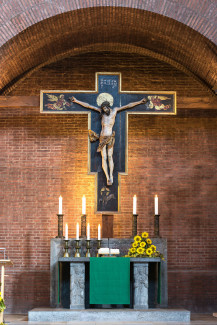 Altar und Kruzifix